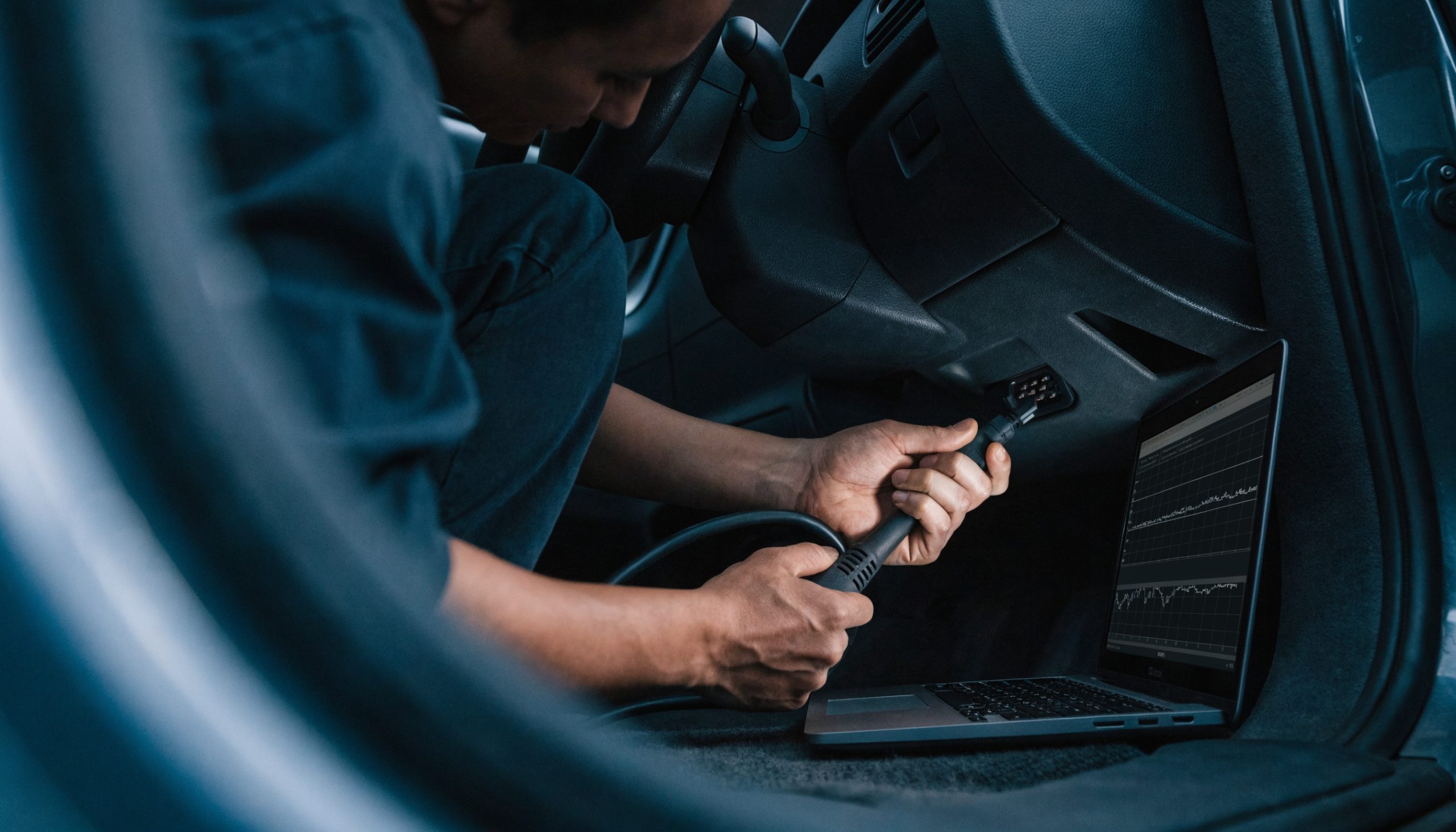 Tehničar povezuje dijagnostički alat na OBD priključak vozila